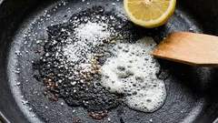 Staré hrnce budú žiariť ako nové: zapamätajte si tento spôsob, ako sa rýchlo zbaviť usadenín z uhlíka